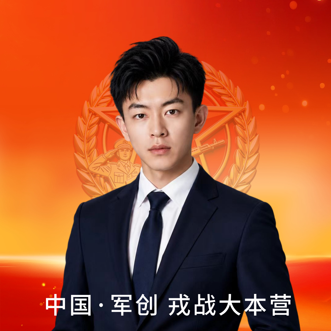 四十岁左右男性管理者头像,穿蓝色工装,工厂车间背景
